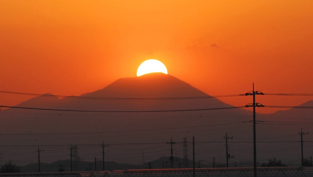 浅間山へ日の入り 埼玉県北 上里町 ダイヤモンド浅間 日没 上里町