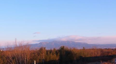 朝日に輝く赤城山　烏川　上里町の風景