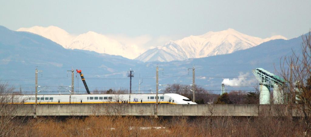 雪の谷川岳を背景に初春の上里町を疾走する新幹線 谷川岳 上越新幹線 上里町の風景