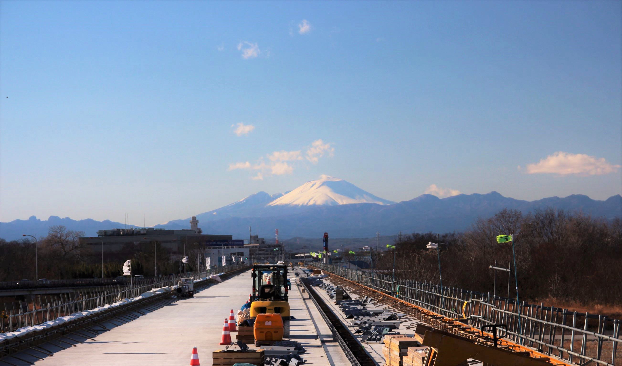 高崎市新町へ新神流川橋　本庄道路　雪の浅間山